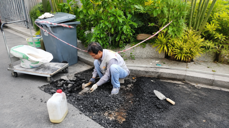 Ban be tong nhua nguoi tai Ha Noi thi cong khu cong nghiep