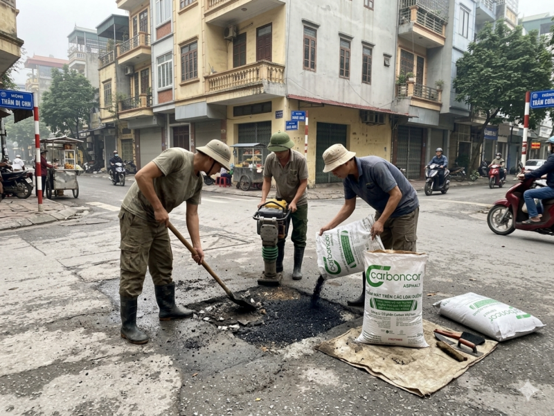 Quy trình thi công từ địa chỉ bán nhựa đường đóng bao trộn sẵn tại Hà Nội