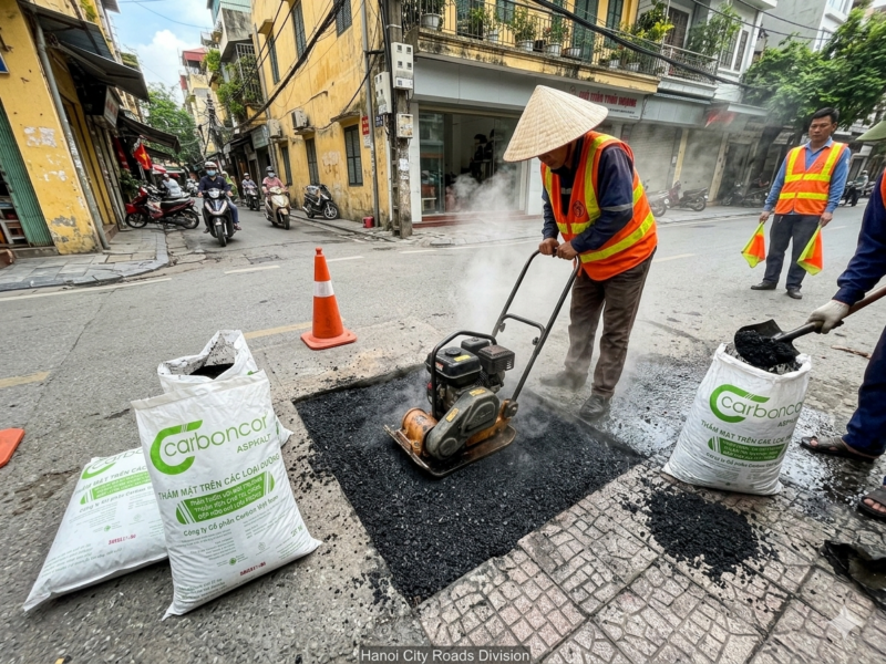 Thi công mua nhựa đường asphalt đóng bao ở Hà Nội dặm vá mặt đường