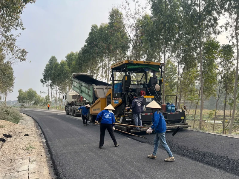 kiểm tra nhiệt độ bê tông nhựa nóng khi thi công tại công trường