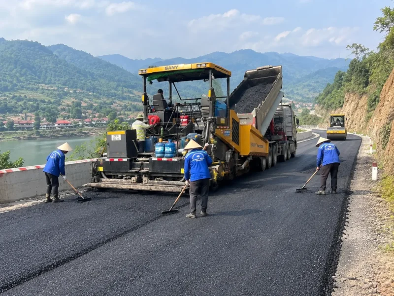 Dịch vụ thi công thảm nhựa đường chuyên nghiệp
