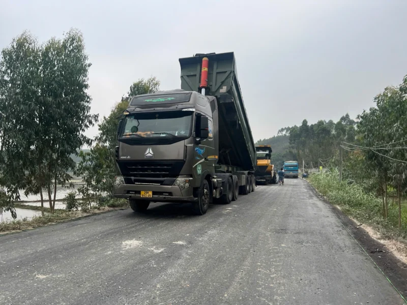 xe chở bê tông nhựa nóng